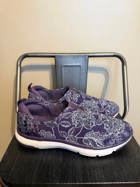 Vera Bradley VB Cloud 2-Mile Slip On Sneakers Flirty Floral Purple Comfort Sz 8 - Picture 4 of 9